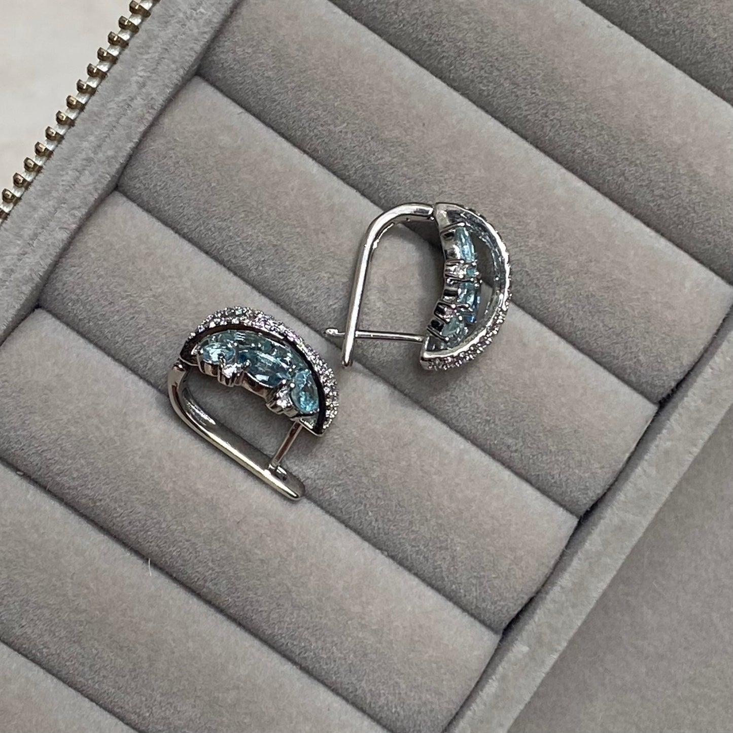 Aretes light blue